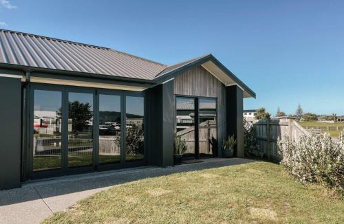 Matarangi House | Retro Style Beach Retreat - Matarangi Holiday Unit