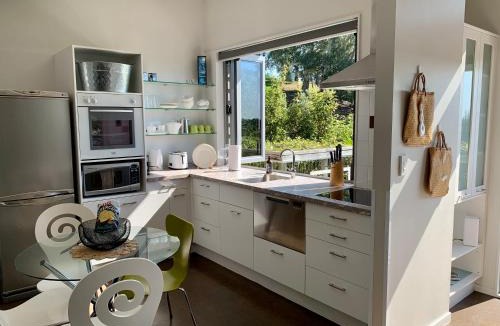 Havelock North House | Ribbonwood Treetops cottage