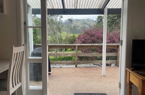 Matakana Cottage | Romantic Matakana Valley Barn Apartment