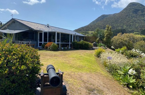 Whangarei Heads House | Romantic private getaway with spectacular views and direct beach access