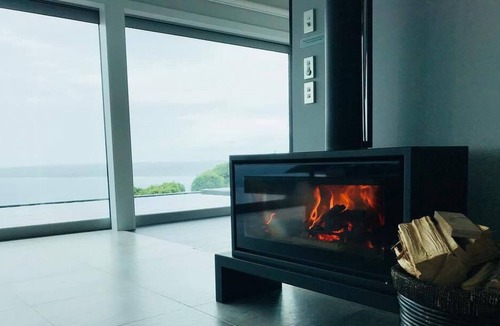 Raglan House | Rural Villa w/infinity pool & panoramic views