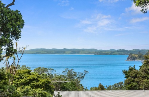 Leigh House | RUSTIC RESET ON THE GRID - MATHESON BAY HOLIDAY HOME in Mathesons Bay