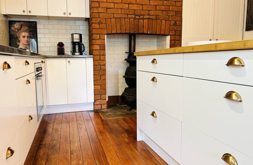 Calversham House | Salt Manor - Spacious with access to St Clair Beach and the Esplanade