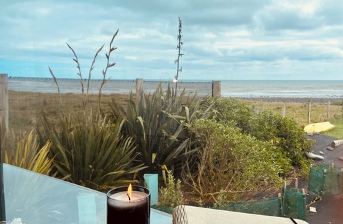 Warea House | Sauna, seafront, and architecture steps away from the Tasman Sea