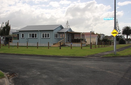 Kaiaua House | Sea Urchin Cottage offers a tranquil and picturesque escape from the city.