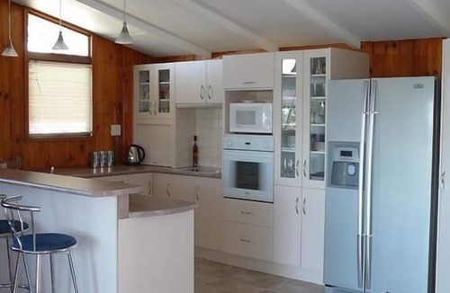 Algies Bay House | sea views and relaxing. Sleeps 9. 4 bedrooms and 2 bathrooms.