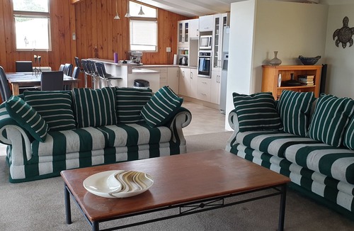 Algies Bay House | sea views and relaxing. Sleeps 9. 4 bedrooms and 2 bathrooms.
