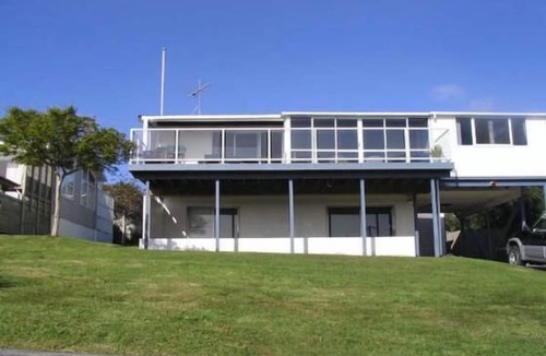 Algies Bay House | sea views and relaxing. Sleeps 9. 4 bedrooms and 2 bathrooms.