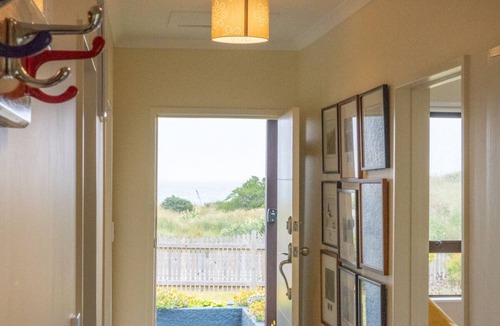 Brighton Cottage | Seabreeze Cottage, by the ocean in Brighton, Otago