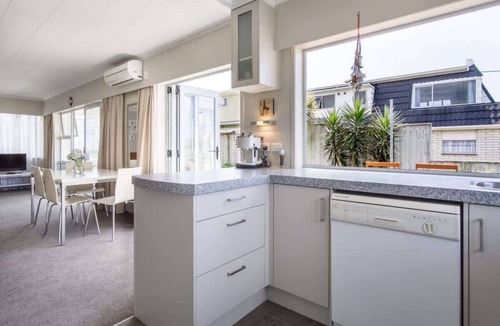 New Plymouth House | Seabreeze Townhouse in New Plymouth