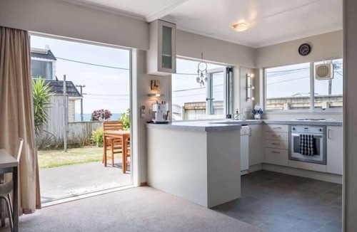 New Plymouth House | Seabreeze Townhouse in New Plymouth