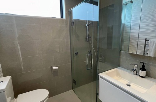 Leigh Cottage | Seaview Bach - 5 mins drive from Goat Island!