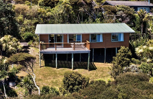 Piha Cottage | Seaview, Sun and Surf - Piha Holiday Home