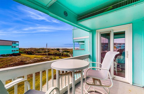 Morehead City Condo | Second-Floor Condo with Ocean & Courtyard View, Balcony, WiFi, Shared Pool