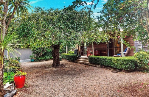 Mahurangi West Cottage | Self-contained 3-room Cottage right on the Mahurangi Waterfront.
