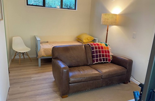 Mahurangi West Cottage | Self-contained 3-room Cottage right on the Mahurangi Waterfront.