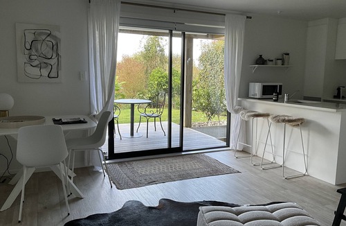 Matakana Apartment | Self-contained luxury apartment just 5 mins walk to Matakana Village!