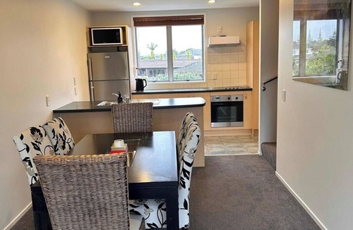 Orewa Apartment | Simple Seaside Retreat in the heart of Orewa