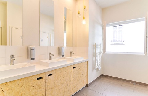 Voltaire - Saint Amour Hostel | Slo Lyon Saxe