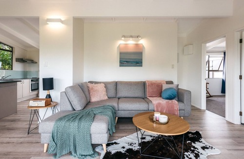 Surfdale Cottage | Sol Spa Oasis - Surfdale Holiday Home