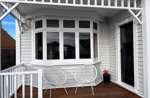 Petone House | Spa by the Sea -ideal for Family Holidays, Business Travel, or Away With Friends