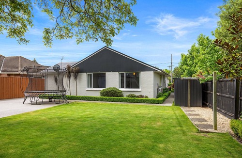 Christchurch House | Spacious, Family-Friendly, 4BR, Home & Garden near Airport