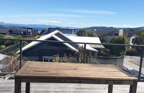 Wharewaka House | Spacious Holiday Home 5minute walk to the Lake