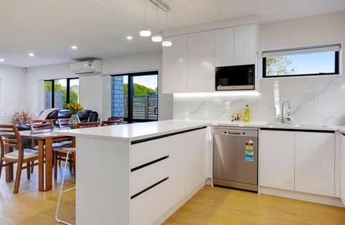 Papatoetoe House | Spacious Modern Home near Airport and Manukau City