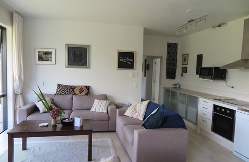 Tawharanui Cottage | Spacious, modern, tranquil, convenient, great location with sea views & bush.