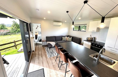 Bombay Cottage | Spacious Two Bedroom, Two Bathroom Cottage