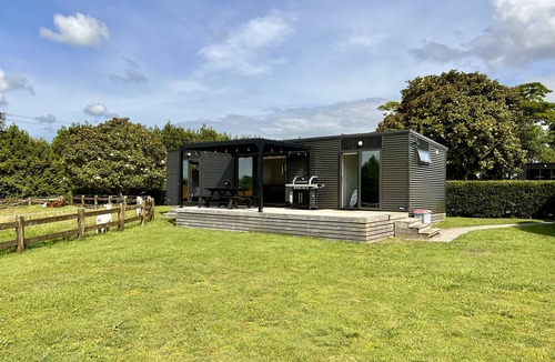 Bombay Cottage | Spacious Two Bedroom, Two Bathroom Cottage