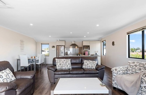 Papamoa Beach House | Sparkling Ocean Views - Papamoa Holiday House