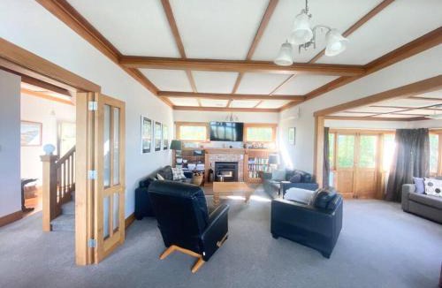 Bluff Hill Villa | Spectacular View atop Napier Hill - Space for all!