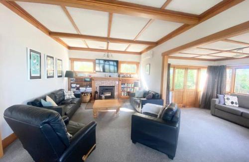 Bluff Hill Villa | Spectacular View atop Napier Hill - Space for all!