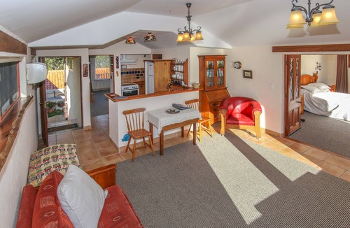 Ngaio Bay Apartment | Steps to Beach and absolute Beachfront position