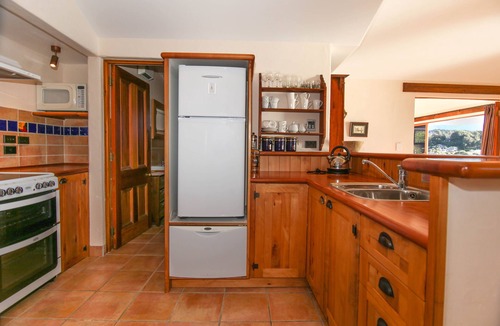 Ngaio Bay Apartment | Steps to Beach and absolute Beachfront position