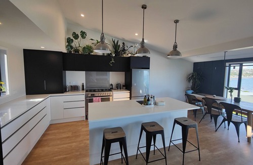 Plimmerton House | Stunning sea Views in a Lovely Beachside Plimmerton