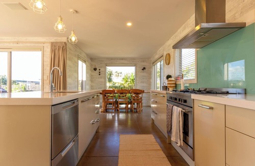 Waihi Beach House | Stunning Surfers 4 Bedroom Beach House