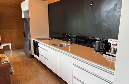 Tata Beach House | Stylish Contemporary Urban Retreat. 4 minute walk to the beach.