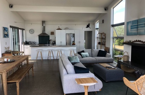 Omaha House | Sun drenched, fully fenced, relaxing family home