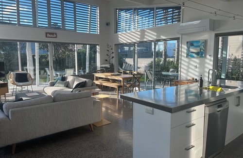 Omaha House | Sun drenched, fully fenced, relaxing family home