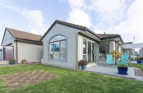 Oakura House | Sunny beach house, walking distance to surf