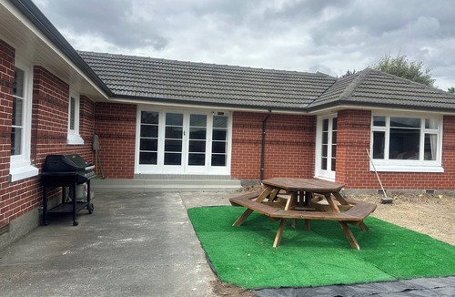 Burnside House | SUNNY HOUSE WITH 5 BEDROOMS 7 QUEEN BEDS 2 BATHROOMS NEAR AIRPORT