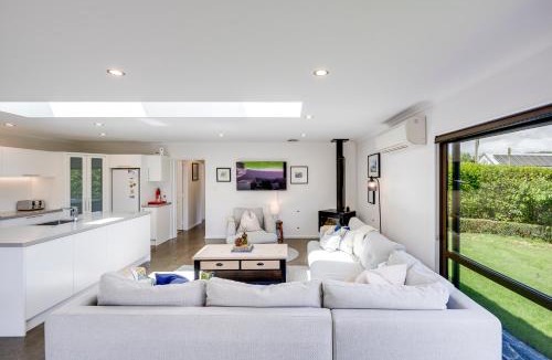 Havelock North House | Sunny Oasis - Havelock North Retreat