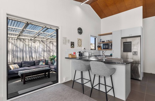 Mangawhai Heads Cottage | Sunnyside Spa Retreat - Mangawhai Holiday Home
