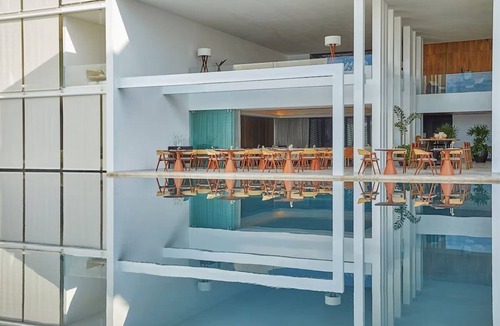 Zona Hotelera House | Sunshine and Splash! 5 Pools Onsite, Beachfront, Free Parking, Pets are Allowed!