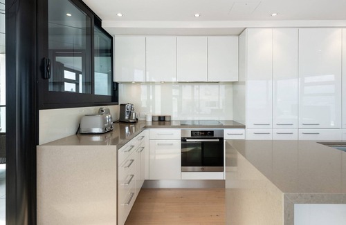 Mount Maunganui Apartment | Superb Elevated Sea Views with Heated Pool, Gym