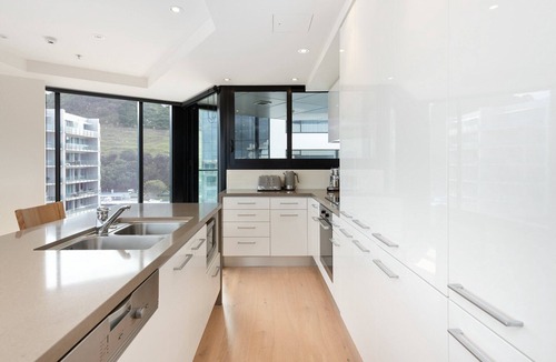 Mount Maunganui Apartment | Superb Elevated Sea Views with Heated Pool, Gym