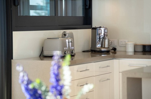 Mount Maunganui Apartment | Superb Elevated Sea Views with Heated Pool, Gym