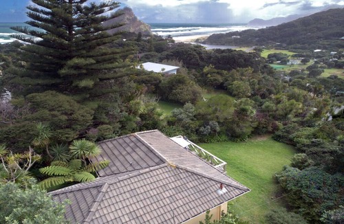 Piha Cottage | Surfer's Sunshine Cottage - Piha Holiday Home